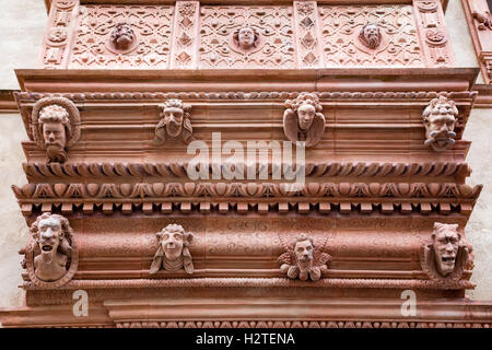 Teste scolpite in pietra a La Maison des Tetes, Colmar, Alsazia, Francia Foto Stock