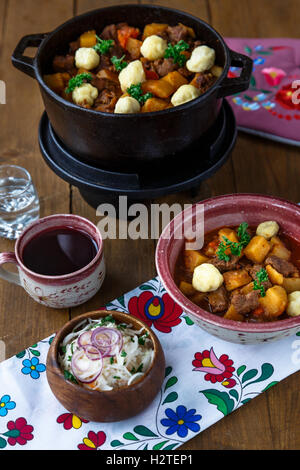 Zuppa ungherese bograch con manzo e verdure Foto Stock