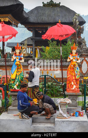 I lavoratori in Pura Ulun Danu Bratan. Il lago Bratan. Bali. Indonesia asia. Foto Stock