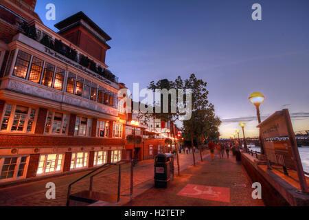 Crepuscolo al Globe Theatre di Shakespeare, 21 New Globe Walk, Bankside, Southwark, Londra, Inghilterra, REGNO UNITO, SE1 9DT Foto Stock