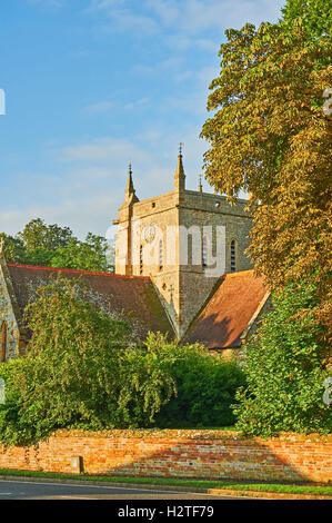 La chiesa di Santa Maria e Santa Croce nel villaggio di Alderminster è parte del beneficio Stourdene in Sud Warwickshire Foto Stock