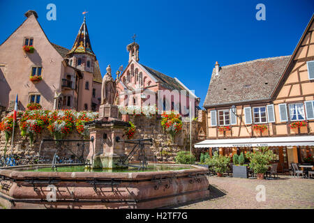 Fontana nel centro del villaggio sulla strada del vino, Eguisheim, Alsazia, Francia Foto Stock