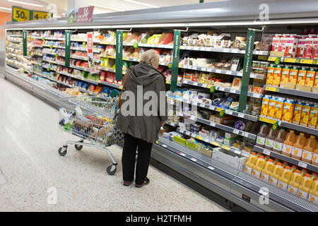 Una donna shopping in un supermercato Morrisons Foto Stock