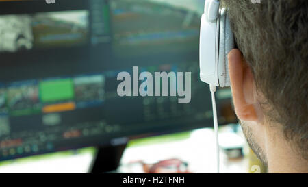La trasmissione video editor con le cuffie a schermo Foto Stock