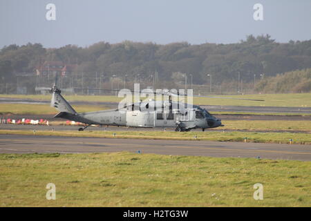 166324,un Sikorsky MH-60S Seahawk (Knighthawk) del Navy US, presso l'Aeroporto di Prestwick durante l'esercizio comune della Warrior 15-2. Foto Stock