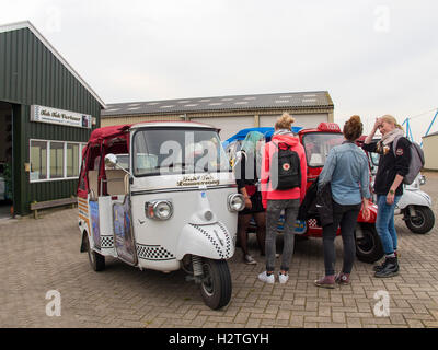 Corsa con i Tuk Tuk in provincia Lauwersoog Groningen, Paesi Bassi Foto Stock