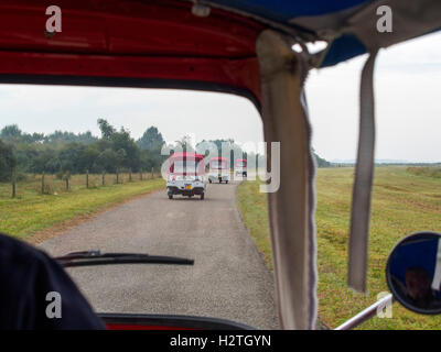 Corsa con i Tuk Tuk in provincia Lauwersoog Groningen, Paesi Bassi Foto Stock