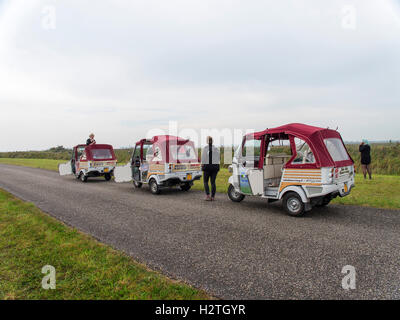 Corsa con i Tuk Tuk in provincia Lauwersoog Groningen, Paesi Bassi Foto Stock