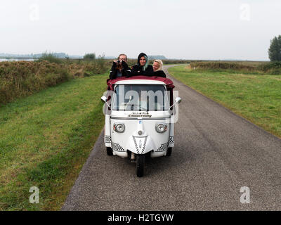 Corsa con i Tuk Tuk in provincia Lauwersoog Groningen, Paesi Bassi Foto Stock