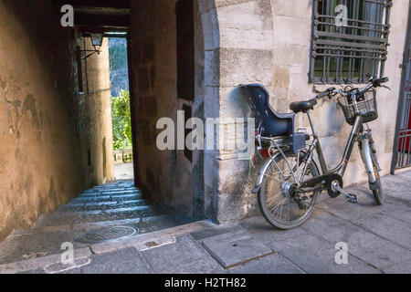 Moto parcheggiate accanto all'uscita di una strada tipica di questa città, Cuenca, Spagna Foto Stock