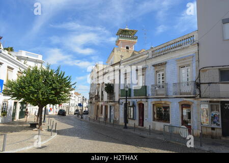 Rua da Liberade, Tavira, Algarve, Portogallo, dell'Europa. Foto Stock