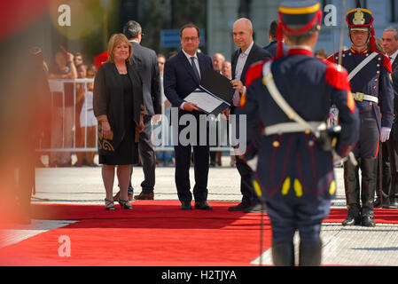 Buenos Aires, Argentina. 24 feb 2016. Il Presidente francese Francois Hollande (C) e Susana Malcorra (L) a Plaza San Martin. Foto Stock