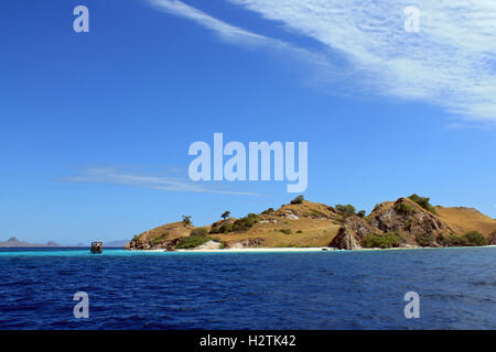 Parco Nazionale di Komodo, vista dall'acqua. Nusa Tenggara, Indonesia. Foto Stock