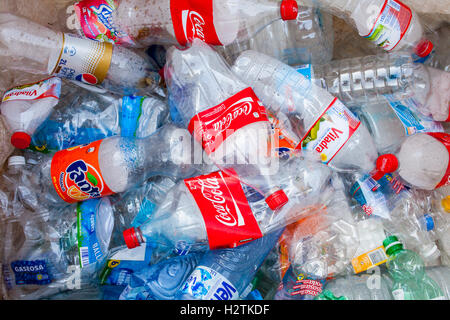 Bottiglie di plastica usate lo storage per riciclare,centro di riciclaggio Foto Stock