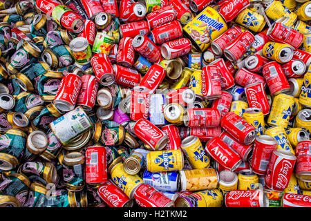 Le lattine di alluminio dello storage a riciclare,centro di riciclaggio Foto Stock