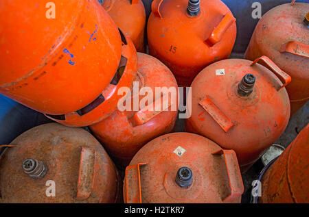 Il butano lo stoccaggio di bottiglie di riciclo, centro di riciclaggio Foto Stock