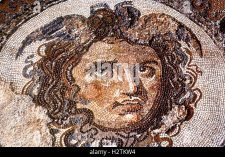 Particolare del mosaico della Medusa. Emblema centrale del mosaico trovato a Tarraco. 2nd-3rd secolo d.C. Museo Archeologico Nazionale, Tarragona. Spagna. Foto Stock