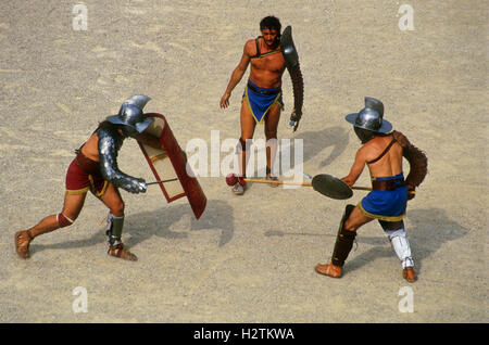 Tarragona: Festival di 'Tarraco Viva". Anfiteatro Romano. Gladiatori Foto Stock