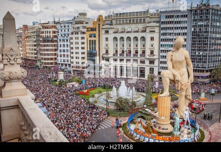 5 minuti prima di 'Mascleta', in Plaza del Ayuntamiento,Fallas Festival,Valencia,Spagna Foto Stock