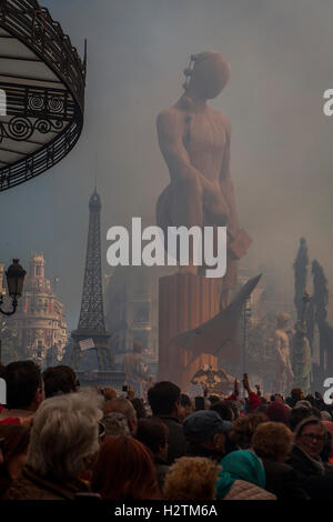 'Mascleta' petardi e falla in Plaza del Ayuntamiento,Fallas Festival,Valencia,Spagna Foto Stock