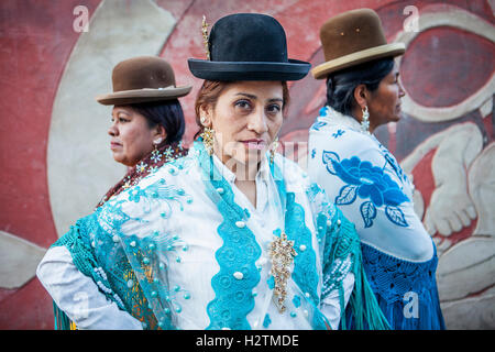 A sinistra Angela la Folclorista , nel mezzo Benita la Intocable, e a destra Dina, cholitas femmine lottatori, El Alto, La Pa Foto Stock