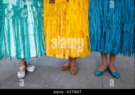 Dettaglio di abiti e piedi. A sinistra Benita la Intocable , in mezzo Angela la folclorista e a destra Dina, cholitas femal Foto Stock