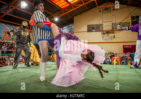 Lucha Libre. maschio e la cholita Celia la simpatica lottatori in combattimento, centro sportivo La Ceja, El Alto, La Paz, Bolivia Foto Stock