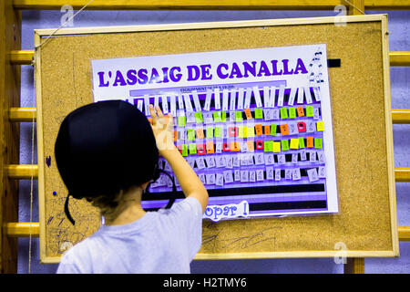 Castellers de la Vila de Gracia training.bambino guardando il programma di formazione."Castellers' è una tradizione catalana.Sede di Foto Stock