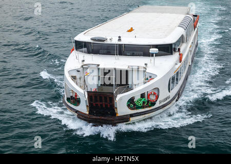 Istanbul, Turchia - 28 Giugno 2016: Passenger ferry va sul Golden Horn, closeup photo Foto Stock