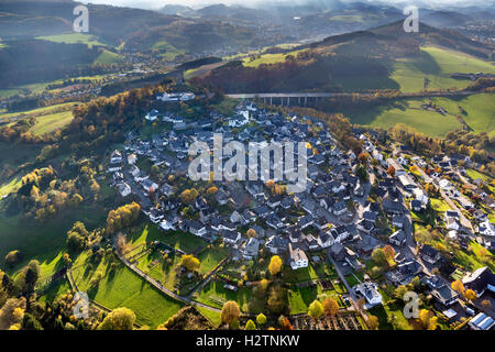 Foto aerea, Eversberg, vecchia casa in legno e muratura village, Sauerland, Meschede, Sauerland, Renania Settentrionale Vestfalia Germania Europa Foto Stock