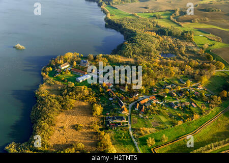 Fotografia aerea, Prillwitz nel lago Lieps con castello Prillwitz, Mecklenburg pianura pianura piena di laghi, Müritz, Mecklenburg- Foto Stock