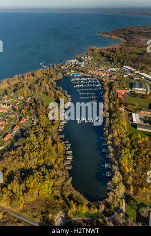 Vista aerea, cottage, capitano case, Rechlin-Nord Harbour Village e la filiale canal a Claassee, Rechlin, con Marina Foto Stock