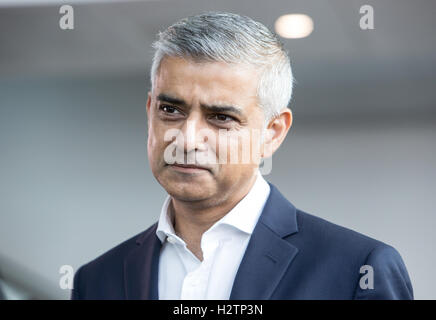 Il neo eletto sindaco di Londra,Sadiq Khan,dà un colloquio presso il partito laburista conferenza in Liverpool 2016 Foto Stock