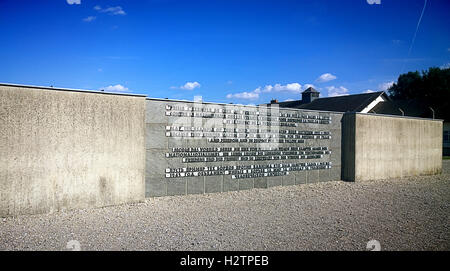 Dachau, Germania - campo di concentramento nazista, iscrizione della international memorial, una lapide commemorativa sul rullo-area di chiamata Foto Stock