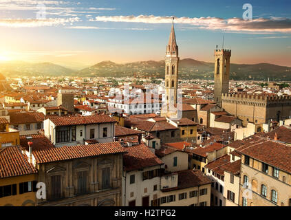 Vista sulle torri Bargello e Badia Fiorentina a Firenze, Italia Foto Stock
