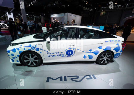 Toyota Mirai idrogeno a celle a combustibile e il veicolo al Paris Motor Show 2016 Foto Stock