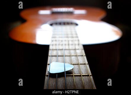 Primo piano di dettaglio le corde di una chitarra per la riproduzione di musica Foto Stock