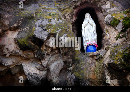 Dettaglio della statua di Maria vergine religione pregare la fede Foto Stock