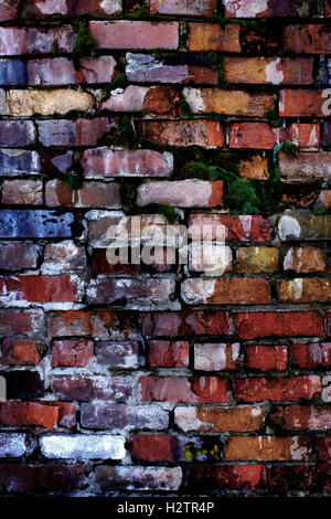 La colorata Vecchia mattoni su parete che si sta disgregando Foto Stock