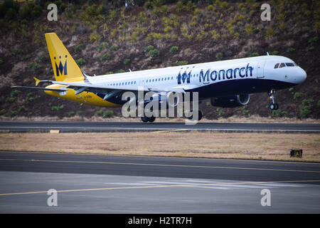 Un monarca321-231 atterraggio aereo presso l'aeroporto di Funchal, Madeira Foto Stock