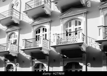 Dettaglio di vecchi balconi balcone su edificio decorativo con finestre e porte Foto Stock