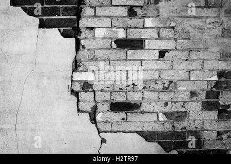 Dettaglio della parete Stucco gesso cade a pezzi vecchi mattoni di frantumazione Foto Stock