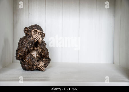 Le tre scimmie scultura sentire parlare vedere in una scatola 4 Foto Stock