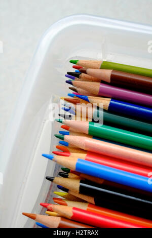Scomparto stagno di matite colorate che rappresentano l'arte creativa di creazioni artistiche Foto Stock