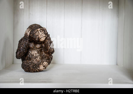 Le tre scimmie scultura sentire parlare vedere in una scatola 6 Foto Stock