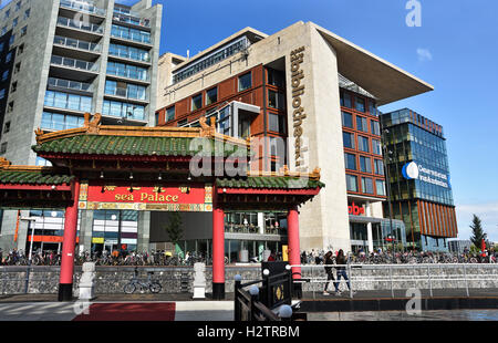 Oosterdok Oosterdokskade Biblioteca del Conservatorio di Hilton Hotel Ristorante Cinese Sea Palace Amsterdam Paesi Bassi Foto Stock