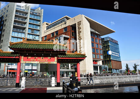 Oosterdok Oosterdokskade Biblioteca del Conservatorio di Hilton Hotel Ristorante Cinese Sea Palace Amsterdam Paesi Bassi Foto Stock