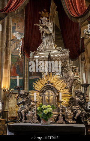 Tomba all'interno della Cattedrale di San Vito nel Castello di Praga motivi. Foto Stock