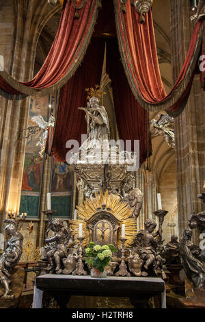 Tomba all'interno della Cattedrale di San Vito nel Castello di Praga motivi. Foto Stock