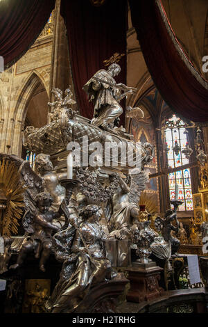 Tomba all'interno della Cattedrale di San Vito nel Castello di Praga motivi. Foto Stock